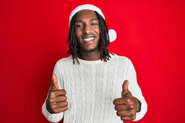 Hombre Afroamericano Con Trenzas Con Sombrero Navidad Signo Éxito Haciendo — Foto de Stock