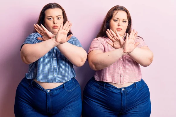 Junge Size Zwillinge Lässiger Kleidung Ablehnender Ausdruck Arme Kreuzend Negatives — Stockfoto