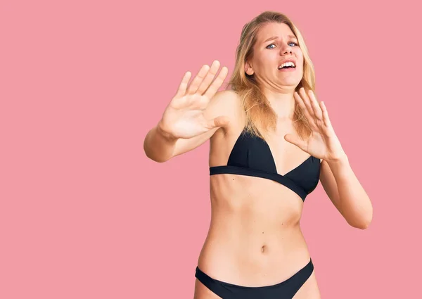 Ung Vacker Blond Kvinna Klädd Bikini Rädd Och Livrädd Med — Stockfoto