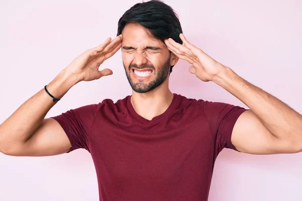 Schöner Hispanischer Mann Lässiger Kleidung Mit Hand Auf Dem Kopf — Stockfoto