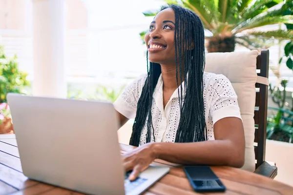 Junge Afroamerikanerin Lächelt Glücklich Und Arbeitet Mit Laptop Auf Der — Stockfoto