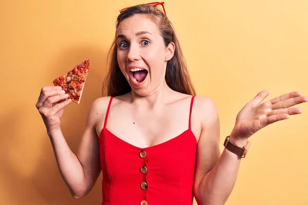 Junge Schöne Blonde Frau Isst Ein Stück Pizza Sommerkleid Feiert — Stockfoto