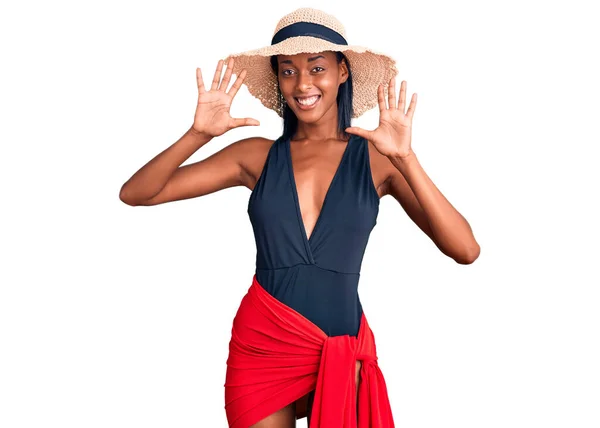 Ung Afrikansk Amerikansk Kvinna Bär Baddräkt Och Sommarmössa Visar Och — Stockfoto