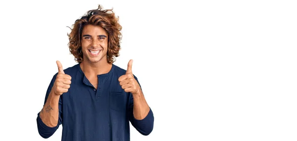 Gündelik Kıyafetler Giyen Genç Spanyol Adam Başarı Işareti Yapıyor Elleriyle — Stok fotoğraf