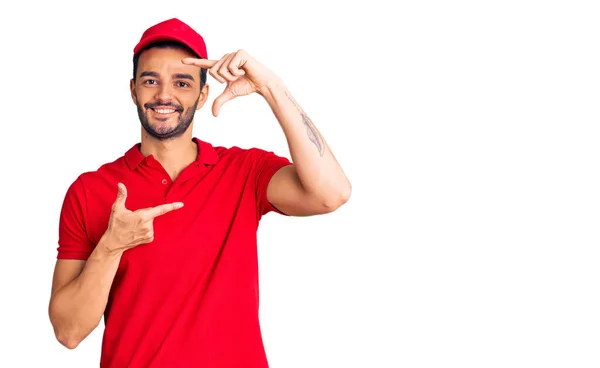 Jonge Knappe Spaanse Man Koeriersuniform Glimlachend Met Handen Vingers Met — Stockfoto