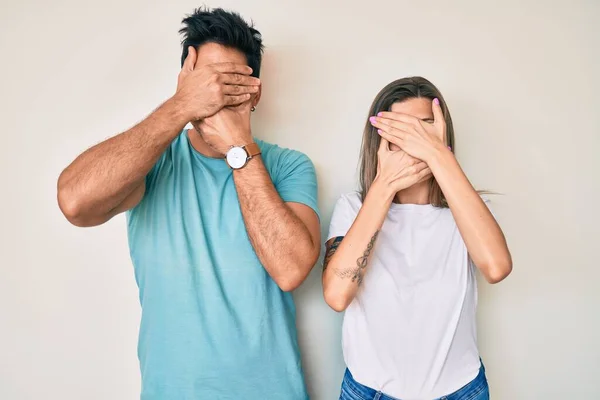 Schöne Junge Paar Von Freund Und Freundin Zusammen Bedecken Augen — Stockfoto