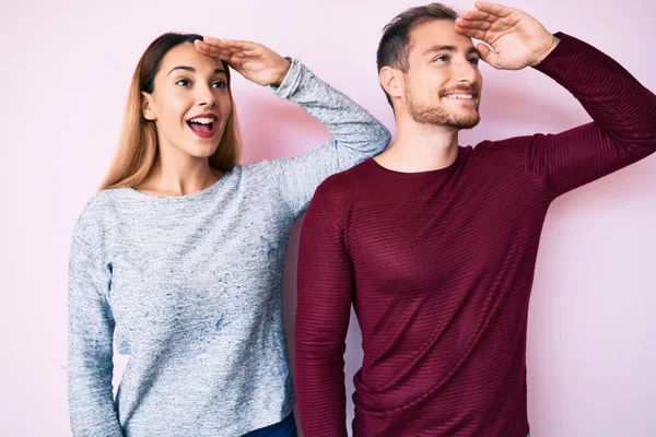 Belo Casal Vestindo Roupas Casuais Muito Feliz Sorrindo Olhando Para — Fotografia de Stock