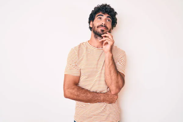 Bello Giovane Uomo Con Capelli Ricci Orso Indossa Casual Maglietta — Foto Stock