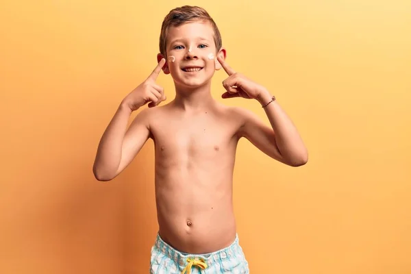 Nettes Blondes Kind Badebekleidung Lächelt Glücklich Und Zeigt Mit Hand — Stockfoto