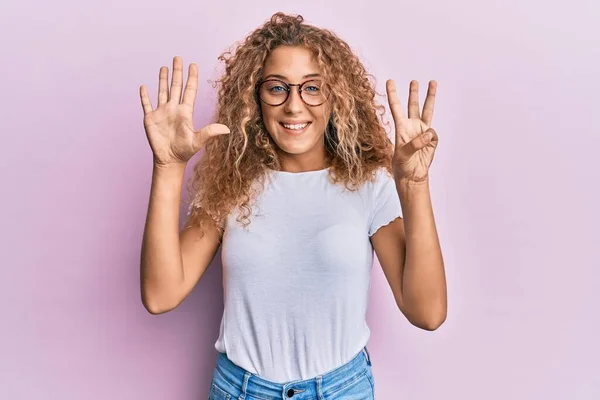 Schöne Kaukasische Teenager Mädchen Tragen Weißes Shirt Über Rosa Hintergrund — Stockfoto