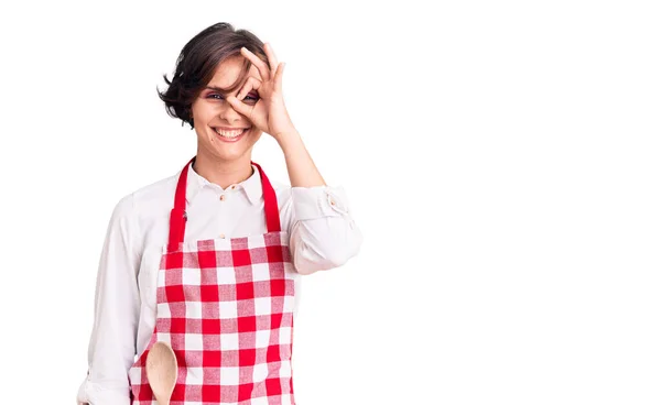 머리가 전문적 요리사 앞치마를 아름다운 여성이 손으로 미소짓고 얼굴로 손가락을 — 스톡 사진