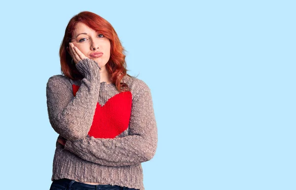 Jovem Mulher Ruiva Bonita Vestindo Camisola Coração Casual Pensando Que — Fotografia de Stock