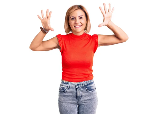 Jonge Blonde Vrouw Dragen Casual Kleding Tonen Wijzen Met Vingers — Stockfoto