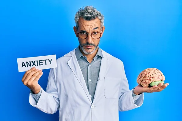 Uomo Mezza Età Dai Capelli Grigi Indossa Cappotto Medico Possesso — Foto Stock