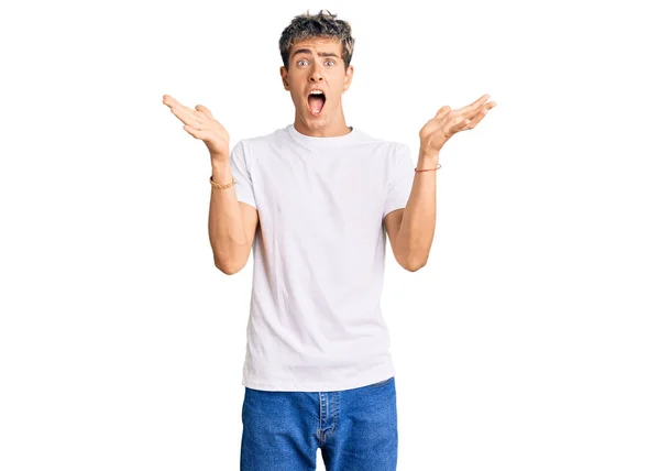 Homem Bonito Jovem Vestindo Camisa Branca Casual Comemorando Louco Espantado — Fotografia de Stock