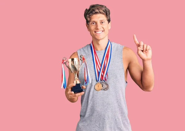 Pemuda Tampan Yang Memegang Trofi Juara Mengenakan Medali Terkejut Dengan — Stok Foto