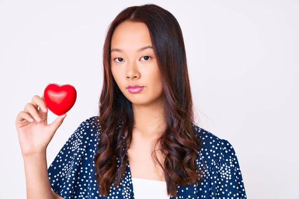 Jovem Menina Chinesa Bonita Segurando Atitude Pensamento Coração Expressão Sóbria — Fotografia de Stock