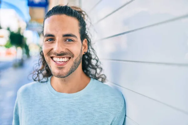 Young Hispanic Man Smiling Happy Looking Camera Leaning Wall — Stock Photo, Image