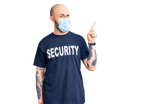 Jonge Knappe Man Met Beveiligd Shirt Medisch Masker Glimlachend Kijkend — Stockfoto