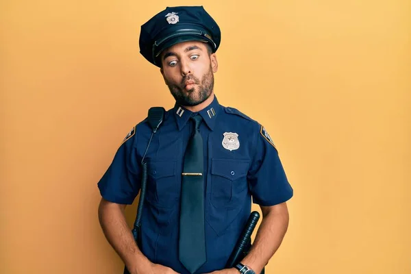 Hezký Hispánec Policejní Uniformě Dělá Rybí Ksicht Rty Bláznivým Komickým — Stock fotografie