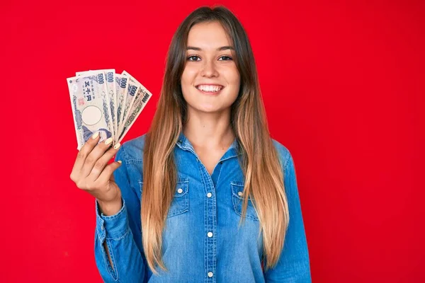 Mulher Branca Bonita Segurando Notas Iene Japonês Olhando Positivo Feliz — Fotografia de Stock