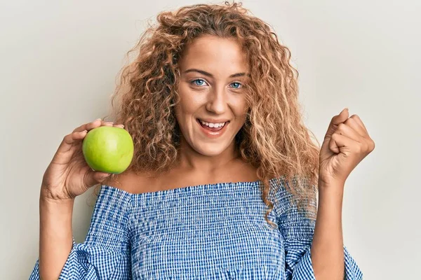 Krásná Kavkazská Teenager Dívka Drží Zelené Jablko Křičí Hrdě Slaví — Stock fotografie