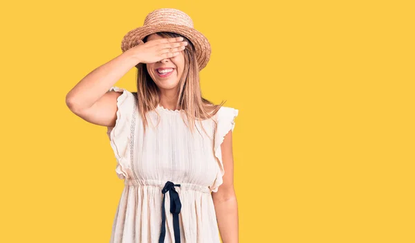 Jovem Mulher Bonita Usando Chapéu Verão Camiseta Sorrindo Rindo Com — Fotografia de Stock