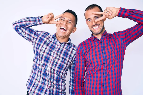 Unga Homosexuella Par Två Män Bär Casual Kläder Gör Fred — Stockfoto