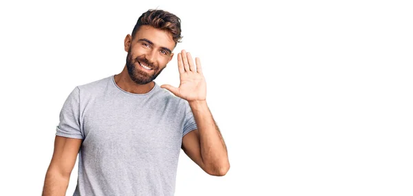 Joven Hombre Hispano Usando Ropa Casual Renunciando Decir Hola Feliz —  Fotos de Stock