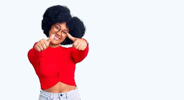 Junge Afrikanisch Amerikanische Mädchen Lässiger Kleidung Und Brille Die Zustimmend — Stockfoto