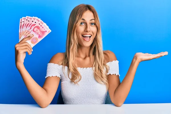 Schöne Blonde Junge Frau Mit 100 Yuan Chinesischen Banknoten Feiert — Stockfoto