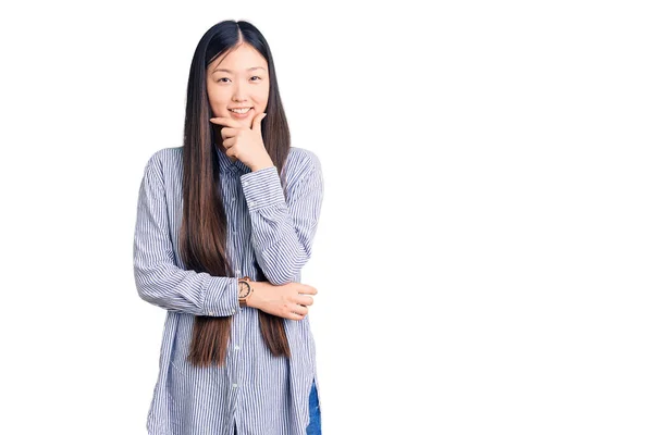 Ung Vacker Kinesisk Kvinna Bär Casual Skjorta Ser Säker Kameran — Stockfoto
