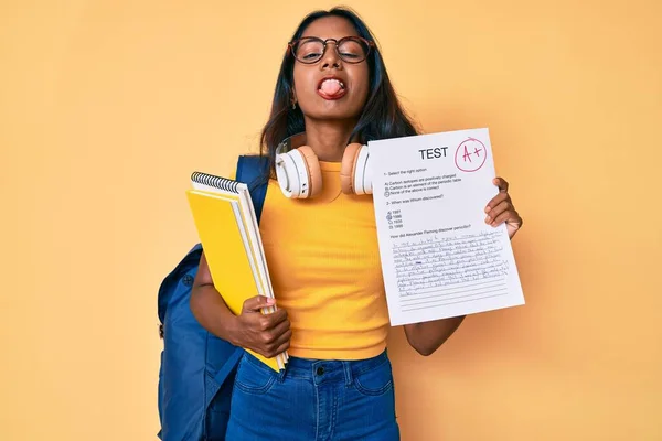 Ung Indian Flicka Bär Ryggsäck Visar Godkänd Examen Sticker Tungan — Stockfoto