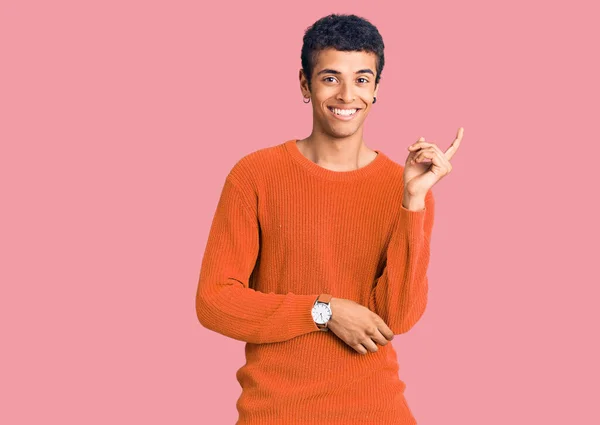 Junger Afrikanisch Amerikanischer Mann Lässiger Kleidung Lächelt Glücklich Und Zeigt — Stockfoto