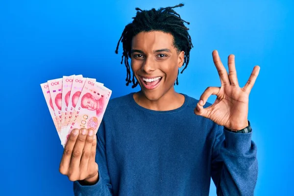 Νεαρός Αφροαμερικάνος Που Κρατά Χαρτονομίσματα Των Γιουάν Κάνει Σημάδι Δάχτυλα — Φωτογραφία Αρχείου