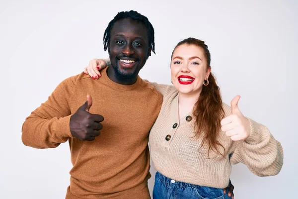 Couple Interracial Portant Des Vêtements Décontractés Faisant Des Pouces Heureux — Photo