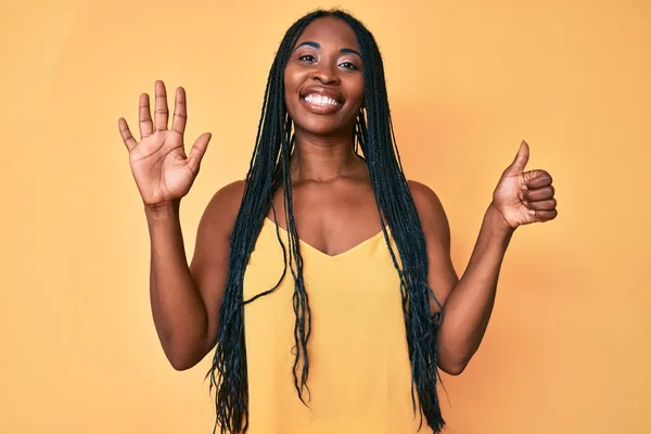 Африканская Американка Косичками Повседневной Одежде Показывает Показывает Пальцами Номер Шесть — стоковое фото