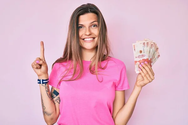 Mulher Branca Bonita Segurando Pesos Colombianos Sorrindo Com Uma Ideia — Fotografia de Stock