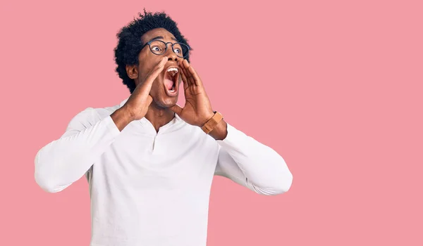 Hombre Afroamericano Guapo Con Pelo Afro Usando Ropa Casual Gafas —  Fotos de Stock