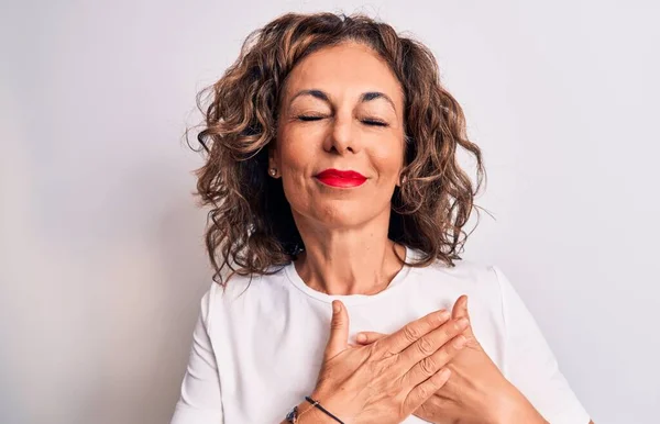 Middelbare Leeftijd Mooie Brunette Vrouw Dragen Casual Shirt Staan Witte — Stockfoto