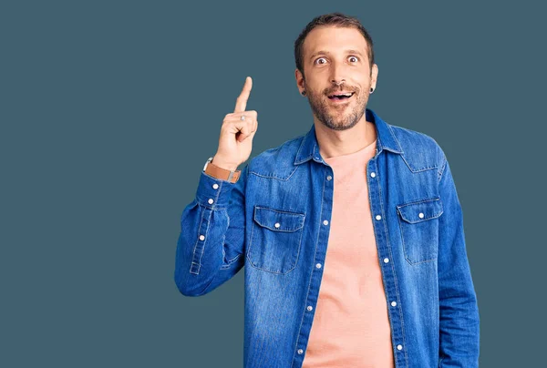 Homem Bonito Jovem Vestindo Roupas Casuais Apontando Dedo Para Cima — Fotografia de Stock