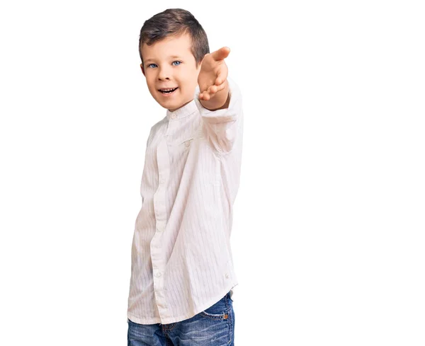Lindo Niño Rubio Con Camisa Elegante Sonriente Alegre Que Ofrece — Foto de Stock