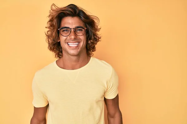 Joven Hombre Hispano Vistiendo Ropa Casual Gafas Que Ven Positivas —  Fotos de Stock