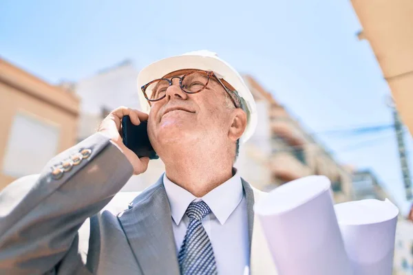 Senior Grey Haired Architect Man Holding Blueprints Using Smartphone Street — Stock Photo, Image