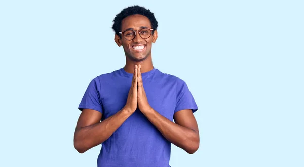 Africano Bello Uomo Indossa Casual Vestiti Occhiali Pregando Con Mani — Foto Stock