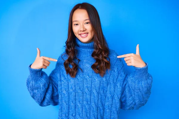 Fiatal Gyönyörű Kínai Lány Alkalmi Téli Pulóvert Visel Magabiztosan Néz — Stock Fotó