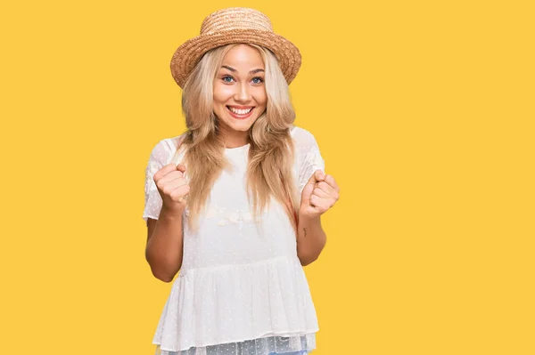Junge Blonde Mädchen Mit Sommermütze Feiern Überrascht Und Erstaunt Über — Stockfoto
