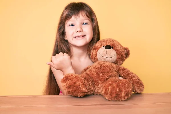 Klein Kaukasisch Meisje Met Lang Haar Tafel Met Teddybeer Die — Stockfoto