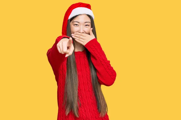 Jovem Chinesa Vestindo Chapéu Natal Rindo Você Apontando Dedo Para — Fotografia de Stock