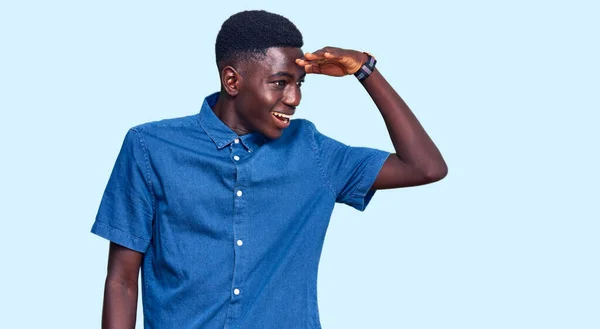 Joven Afroamericano Vestido Con Ropa Casual Muy Feliz Sonriente Mirando — Foto de Stock